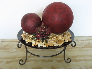 Lampe in Aubergine mit dunklem Teller