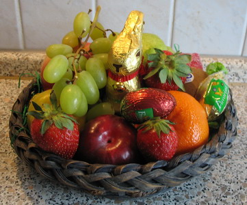 Osternest mit Früchten