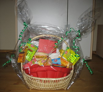 Präsentkorb mit Backwaren eingepackt